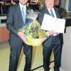 Direktor Günter Kühne wurde bei der Generalversammlung der Raiffeisenbank Jettingen-Scheppach von Vorstandskollege Josef Knöpfle für sein 25-jähriges Dienstjubiläum geehrt. Foto: Müller