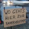 „Wo geht’s hier zur Fahrradstadt?“ Diese Frage stellen sich offenbar viele Bürger in Augsburg. Das Radbegehren findet viele Unterstützer.