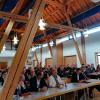 Mehr als 70 Teilnehmer haben sich bei der Bezirksversammlung des Bayerischen Zimmererhandwerks in Leipheim getroffen und über aktuellen Themen wie Nachhaltigkeit und Mitarbeiterbindung ausgetauscht.
