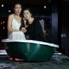 Violet (Maria Rosendorfsky, links) baut ein Boot, um der Katastrophe zu entrinnen. Nur die Hausangestellte Laura (Carolina Krogius) darf mit.