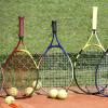 Aus einer Turnhalle an der Geschwister-Schloss-Straße in Illertissen hat ein unbekannter Täter 30 Tennisschläger gestohlen. 