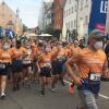 Eine Stadt in Orange: Der Start des Friedberger Halbmarathon 2021.