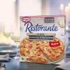 Dr. Oetker bringt eine Pizza mit Wurst, Chips und frittierten Zwiebeln auf den Markt.