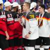 NHL-Profi und Ex-Panther Nico Sturm (Nummer 78) gratulierte nach dem verlorenen WM-Finale den Kanadiern.