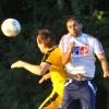 Kopfball-Duell im abendlichen Sonnenschein: Lauingens Julian Eberhardt (links) setzt sich hier gegen Stadtwerke-Kicker Ali Rezan, der später die Gelb-Rote Karte sah, durch. 	 	