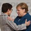 Bundeskanzlerin Merkel gratuliert Annegret Kramp-Karrenbauer zur Wahl als neue CDU-Vorsitzende.