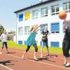 Beim Ballsport vor den letzten beiden Schulstunden haben (von links) Michelle Engl, Annika Birtzele, Michelle Nann, Kerstin Böck und Sophia Dietz Spaß.