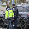 Polizisten kontrollieren am Carfreitag in Singen ein herausgezogenes Auto.