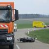 Glimpflich kam ein Motorradfahrer davon, der mit seiner Maschine zwischen Buchdorf und Baierfeld stürzte. 