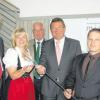 Bei der offiziellen Übergabe der DSL-Breitbanderschließung in Kutzenhausen waren (von links) Regierungsvizepräsident Josef Gediga, Bürgermeisterin Silvia Kugelmann, Landtagsabgeordneter Max Strehle, Staatssekretär Franz Josef Pschierer, Geschäftsführer Tobias Miessl und Landrat Martin Sailer dabei. 