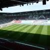 Leere Ränge in der WWK-Arena in Augsburg. Dem VfL Wolfsburg kam die Geisterspiel-Atmosphäre entgegen.