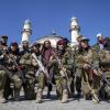 Taliban-Kämpfer formieren sich mit ihren Maschinengewehren für ein Gruppenbild. Der Wille, diesmal an der Macht zu bleiben, hält auch verschiedene Gruppen unter den Islamisten zusammen. 