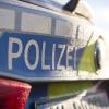 Ein unbekannter Täter schlägt in Augsburg die Heckscheibe eines BMW X5 ein. Die Polizei sucht Zeugen.