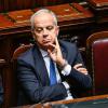 Der italienische Innenminister Matteo Piantedosi wird wegen eines umstrittenen Dekrets kritisiert.