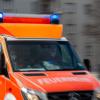 Ein Rettungswagen der Feuerwehr fährt auf einer Straße.