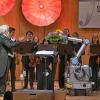 Ein Roboter ist der heimliche Star dieses Festivals der Nationen, an dem es an echten Stars wie immer nicht mangelt. Hier überreicht der Roboter Blumen an Dirigent Christoph Adt.