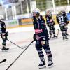 „Hi, ich bin wieder da“: Daria Gleißner, Kapitänin der Memminger Eishockey-Frauen (vorne), kann nach monatelanger Zwangspause wieder spielen.  