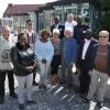 Abschied vom Rathaus: Die Besucher aus der Region Baringo in Kenia bedankten sich zum Abschluss ihres Besuches in Schwaben vor der Stadthalle Gersthofen mit T-Shirts aus ihrer Heimat bei den Gastgebern (von links) Heinz Rehberger, Bürgermeister Michael Wörle, Christina Kunert, Georg Aman, Klaus Schwenk und Anton Schretzmair. 