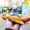 Essen auf der Straße? Ein Kulturbruch! Das ist lange vorbei. Der dänische Hotdog feiert dieses Jahr seinen 100. Geburtstag.  	 	