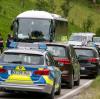 In einem besetzten Linienbus in Obergünzburg im Ostallgäu greift ein 37-Jähriger am Montag eine Frau mit einem Messer an. Er verletzt die 27-Jährige so schwer, dass sie am Abend stirbt.