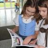 Die neunjährige Alina (links) und die zehn Jahre alte Katharina halten ihr neues Schulbuch in den Händen. Das Buch „Mein Wittelsbacher Land“ soll im Heimat-und-Sachunterricht zum Einsatz kommen.