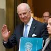 Der UN-Sonderbeauftragte für Syrien, Staffan de Mistura (links), grüßt in Genf. In Genf wird erneut nach einer politische Lösung für den Syrien-Konflikt gesucht.