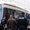 Über 200 Anhänger des FC Bayern versuchten, zum Rathausplatz zu gelangen und wurden von der Polizei aufgehalten.