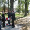 Besprechung im Schlosspark mit Bürgermeister Michael Higl, Achim Zwick, Walter Herb und Franziska Burlefinger (von rechts). Auf der rechten Bildseite ist das bereits aufgefüllte Gelände zu sehen.