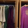 Ein voller Kleiderschrank steht in der Sakristei der Unterthürheimer Kirche. Im Advent hing das violette Messgewand vorne. Über Weihnachten wird Pfarrer Kotonski wie seine Kollegen weiß tragen. 	 	