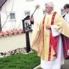 Am Ende des Christkönigs-Gottesdienstes segnete Pfarrer Robert Schwaiger die renovierten Kreuzwegstationen. Foto: clb