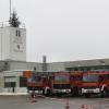 Fahrzeuge der Krumbacher Feuerwehr auf dem Platz vor dem Feuerwehrhaus. 