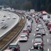 Laut ADAC-Prognose werden sich auch an diesem Wochenende die Autobahnen in Richtung Alpen füllen.