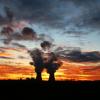 Idyllisch für die einen, gefährlich für die anderen: das Atomkraftwerk Gundremmingen beim Sonnenuntergang.