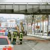 Ein Sattelschlepper, der einen Bagger geladen hatte, ist in Günzburg am heutigen Mittwoch gegen 15.15 Uhr an einer Bahnbrücke hängen geblieben. 