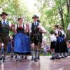 Alles was Lederhose und Dirndl hatte, stand beim Waldfest der Meringer Trachtler zum Auftakt mit dem traditionellen Auftanz parat. 
