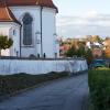 Eng und steil windet sich die Kirchstraße in Großkötz um Hang und Kirche. Im nächsten Jahr steht eine Straßensanierung an. 