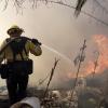 Ein Feuerwehrmann ist bei einem Waldbrand in Santa Clarita im US-Bundesstaat Kalifornien im Einsatz.