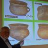 Archäologe Richard Ambs zeigt feinste Keramik aus Bellenberg: Die vier Gefäße, dünnwandig und mit Fingerkuppen verziert oder in sogenannter Spiralkeramik gefertigt, wurden in einer Grube gefunden und gelten als die schönsten in Bayern. 