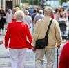 Senioren gehen durch die Leipziger Innenstadt.