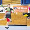Ein Bild aus vergangenen Tagen: Jörg Friedrich (am Ball) hat seine Karriere bei den Landsberger Handballern beendet. 