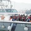 Verschreckt und frierend an Deck: Ein Schiff der griechischen Küstenwache hat diese Flüchtlinge aus dem Ägäischen Meer gerettet.