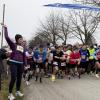 Bürgermeisterin Katja Müller (links) feuert den Startschuss ab – und geht dann selbst auf die Strecke beim Lauinger Dreikönigslauf. 