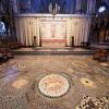 Auf dem Kosmaten-Belag in der Westminster Abbey wird der Stuhl für die Krönung von König Charles III. platziert.