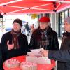 Der Schrannenplatz in Neuburg wird mittwochs und samstags von den Landratskandidaten (links Werner Widuckel, SPD) gerne für den Wahlkampf genutzt. 