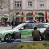 Schlägerei am Königsplatz in Augsburg: Zwei Männer haben einen 21-Jährigen geschlagen und getreten. Die Polizei hofft nun auf Videobilder.