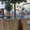 Bestes Trinkwasser sprudelt hier am Brunnen mitten auf dem Holbeinplatz in Augsburgs Altstadt.