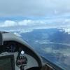 Vorne das Cockpit, hinten die Berge. David Bauder flog von Zirgesheim gen Süden.