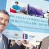 Breitbandnetz für die Marktgemeinde: Münsterhausens Bürgermeister Robert Hartinger (links) und Breitbandpate Erwin Haider präsentieren die Bautafel zum Projekt.
