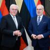 Bundespräsident Frank-Walter Steinmeier und Estalnds Präsident Alar Karis (r) treffen sich in Tallinn zu einem Gespräch.