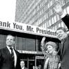 Vor dem Springer-Verlag in Berlin: Ernst Cramer (links) mit US-Präsident Ronald Reagan und dessen Frau Nancy. 	